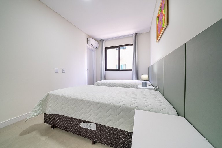 060 - Apartamento de dois dormitórios na praia de Bombas
