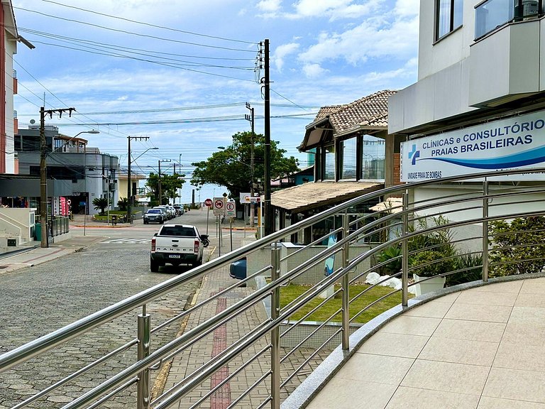 300 - Apto com 02 dormitórios 100m praia de Bombas