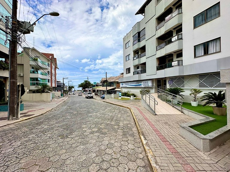 300 - Apto com 02 dormitórios 100m praia de Bombas