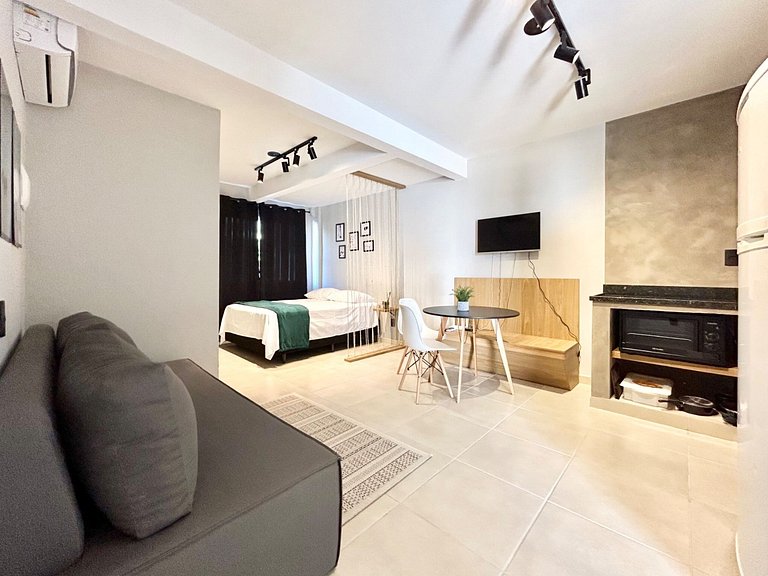 002 - Apto monoambiente em residencial com piscina na praia