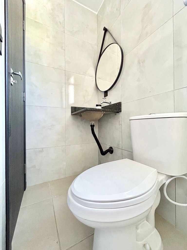 002 - Apto monoambiente em residencial com piscina na praia