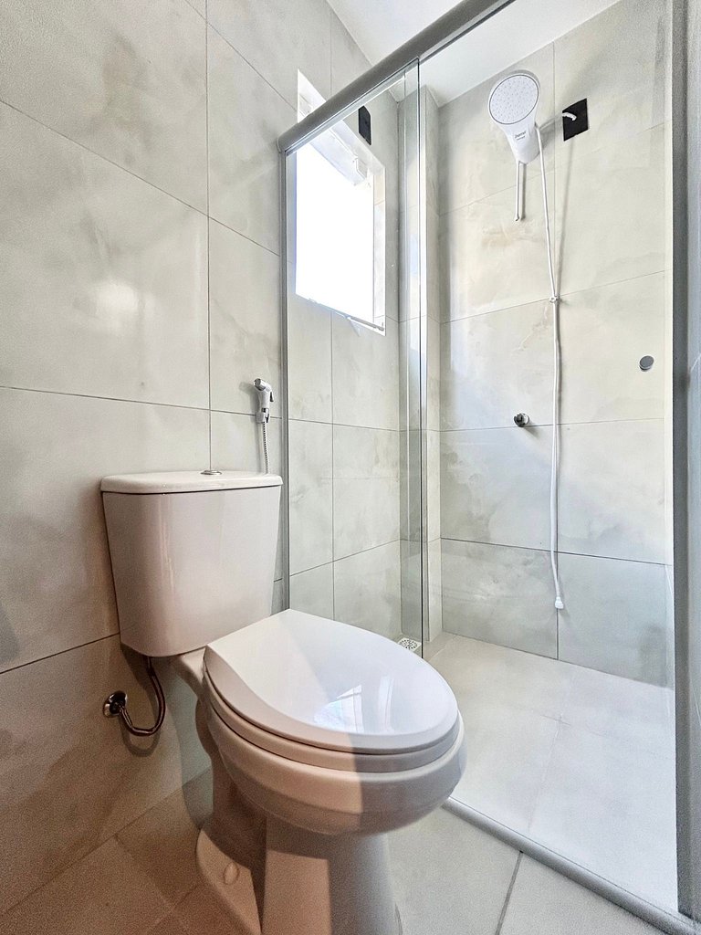 002 - Apto monoambiente em residencial com piscina na praia