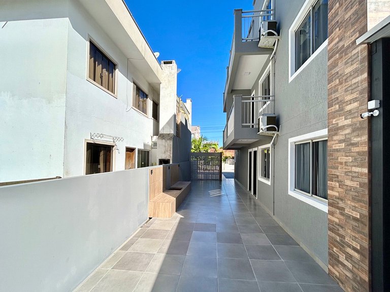 002 - Apto monoambiente em residencial com piscina na praia