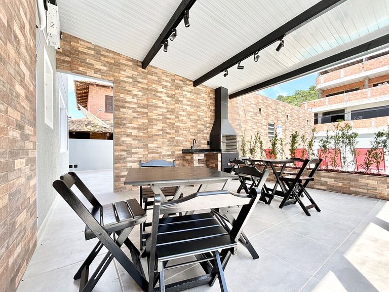 002 - Apto monoambiente em residencial com piscina na praia