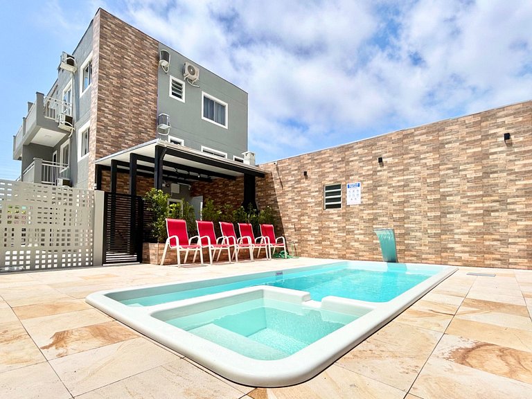 002 - Apto monoambiente em residencial com piscina na praia