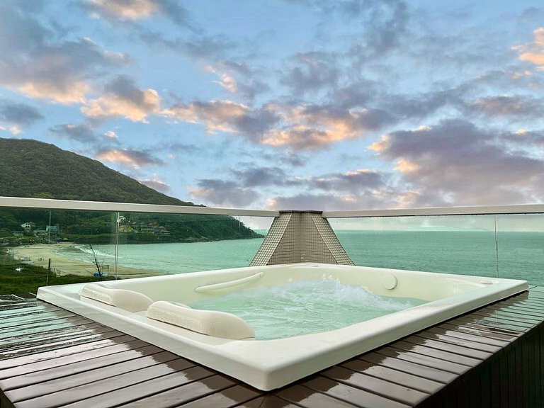 110 - Cobertura duplex com vista panorâmica para a Praia de