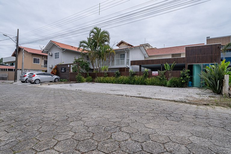 024 - Residencial com Piscina e Jacuzzi em Bombas