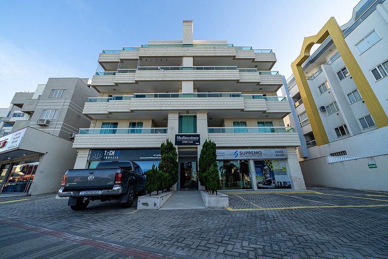 Apartamento em Bombas a aproximadamente 50m da praia.