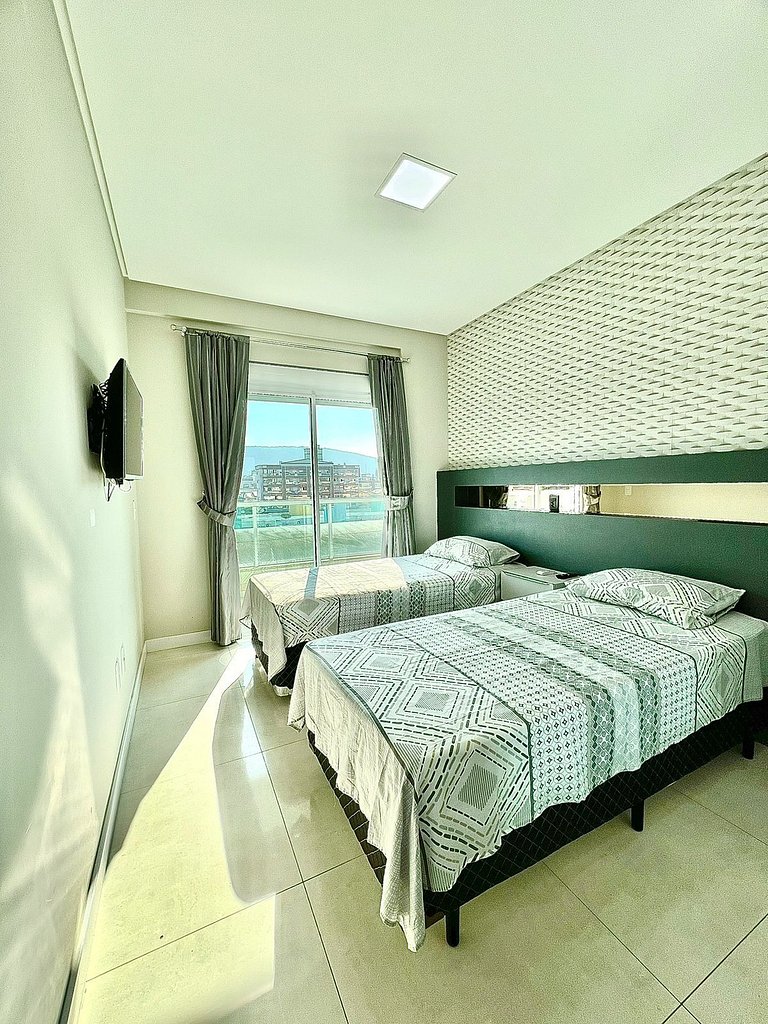 062 - Apartamento em Bombas, muito conforto e espaço.