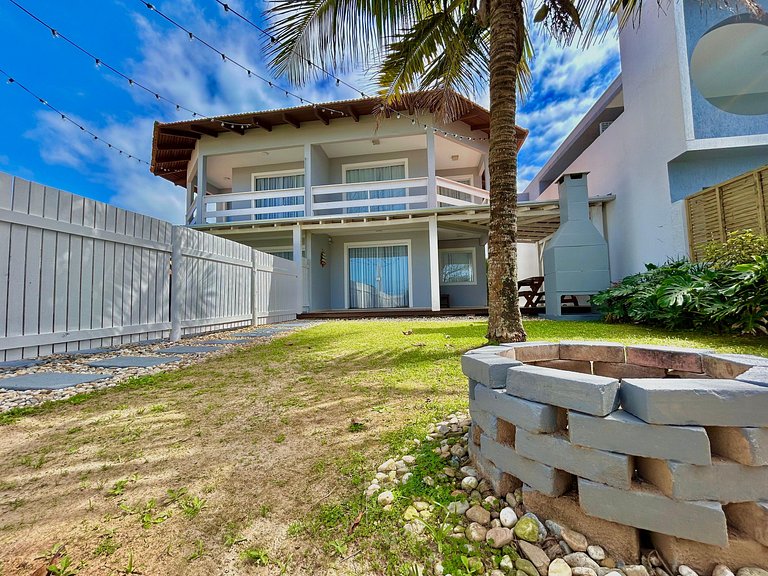 148 - Casa pé na areia Mariscal com 04 dormitórios