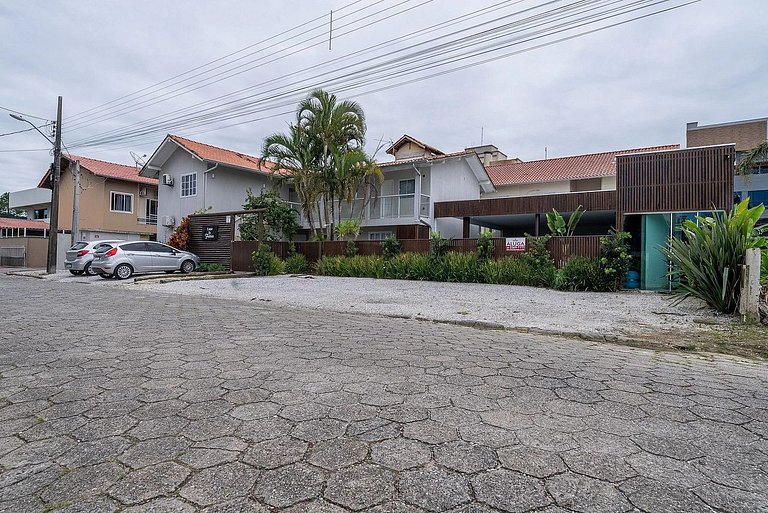 026 - Residencial com Piscina e Jacuzzi em Bombas