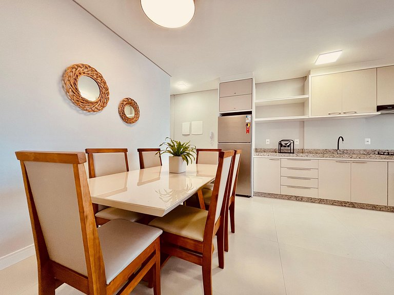 135 - Apartamento 2 suítes na praia de Bombas.