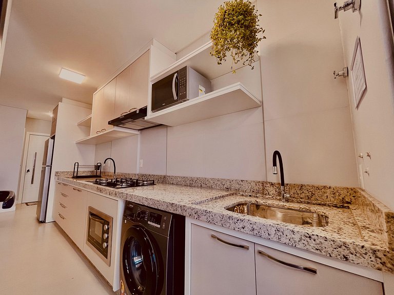 135 - Apartamento 2 suítes na praia de Bombas.