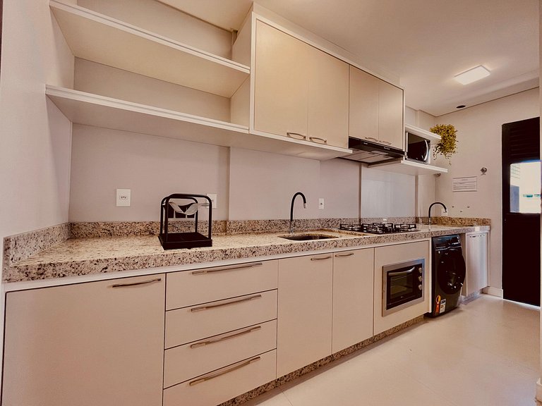 135 - Apartamento 2 suítes na praia de Bombas.