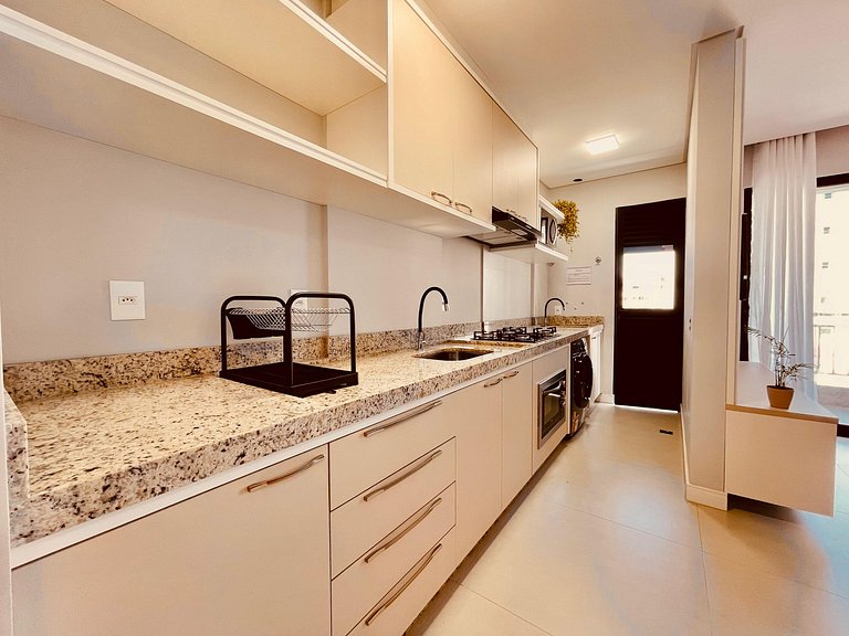135 - Apartamento 2 suítes na praia de Bombas.