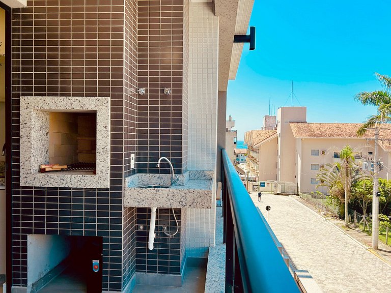 135 - Apartamento 2 suítes na praia de Bombas.