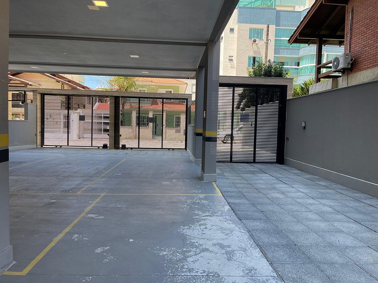 135 - Apartamento 2 suítes na praia de Bombas.