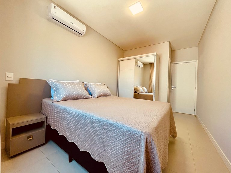 135 - Apartamento 2 suítes na praia de Bombas.