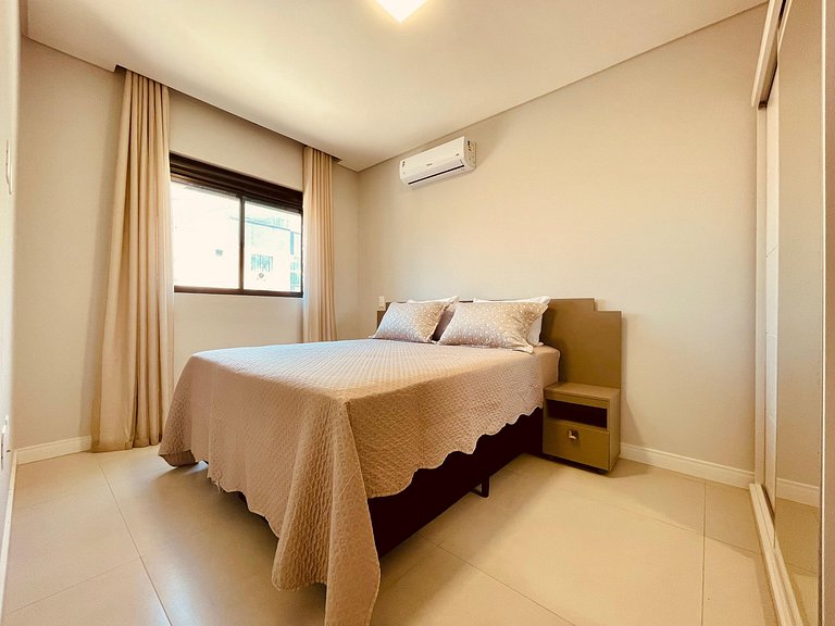 135 - Apartamento 2 suítes na praia de Bombas.