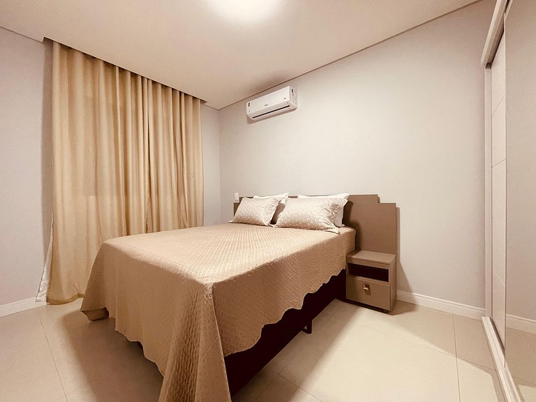 135 - Apartamento 2 suítes na praia de Bombas.