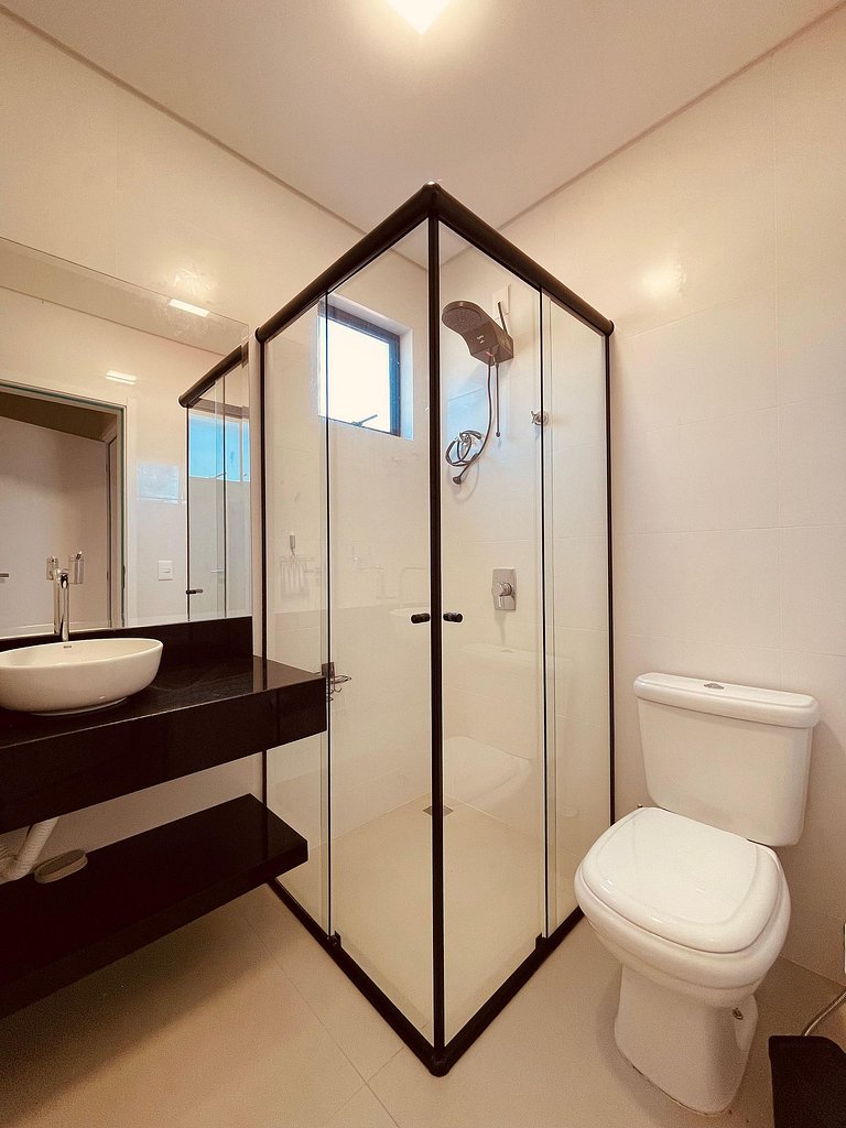 135 - Apartamento 2 suítes na praia de Bombas.