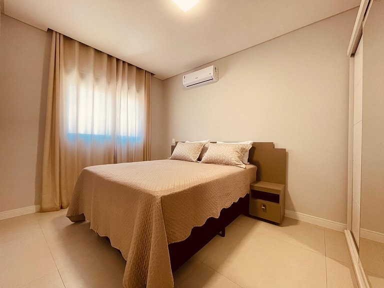 135 - Apartamento 2 suítes na praia de Bombas.