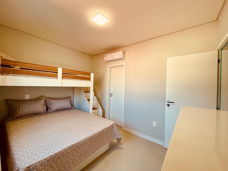 135 - Apartamento 2 suítes na praia de Bombas.