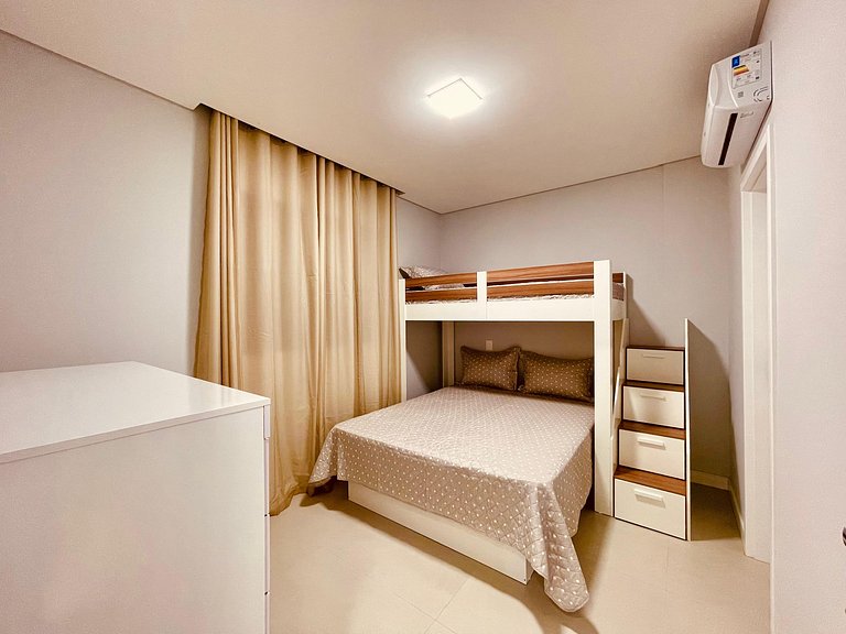 135 - Apartamento 2 suítes na praia de Bombas.