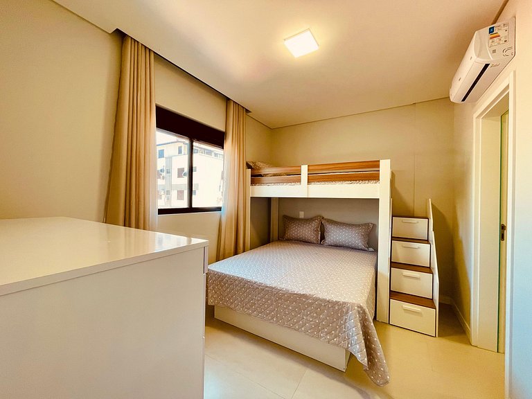 135 - Apartamento 2 suítes na praia de Bombas.