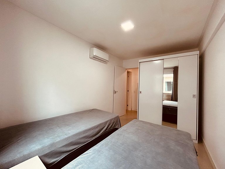 055 - Apartamento 2 dormitórios na praia de Bombas