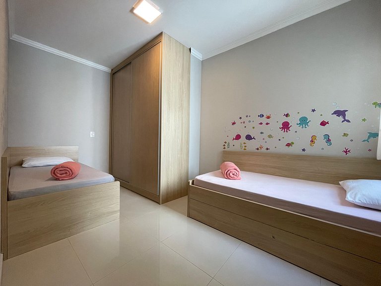 010 - Apartamento alto padrão na praia de Bombas