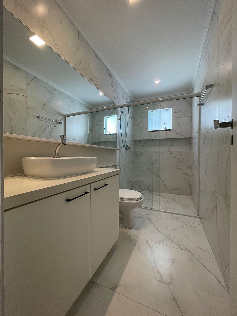 010 - Apartamento alto padrão na praia de Bombas