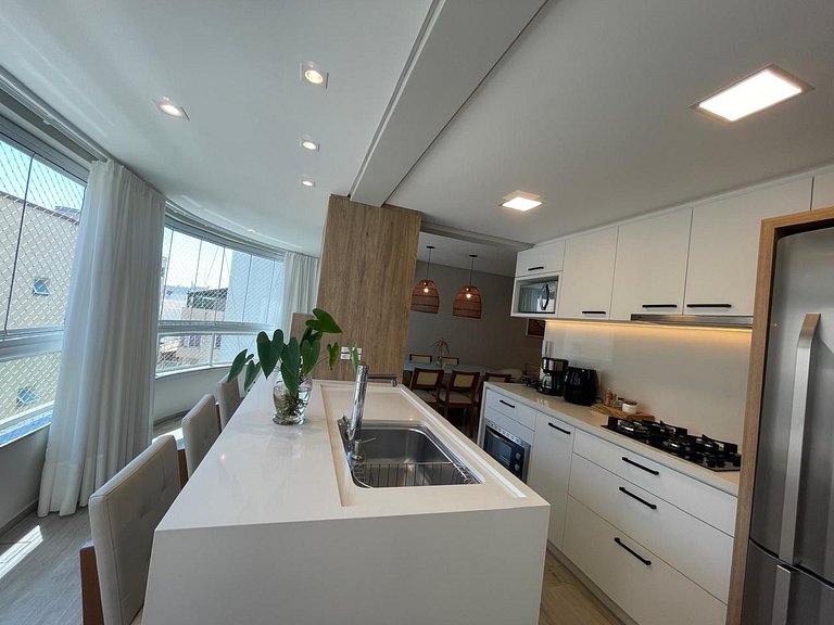 010 - Apartamento alto padrão na praia de Bombas