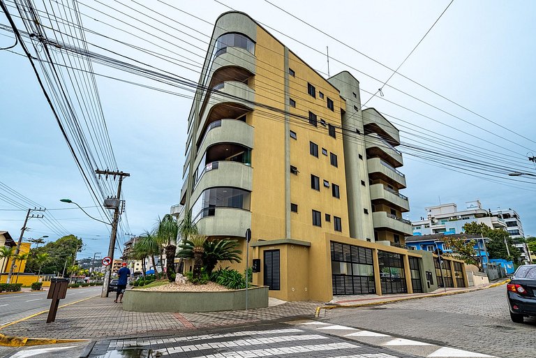 267 - Apto na Av. principal a 50m da praia de Bombas