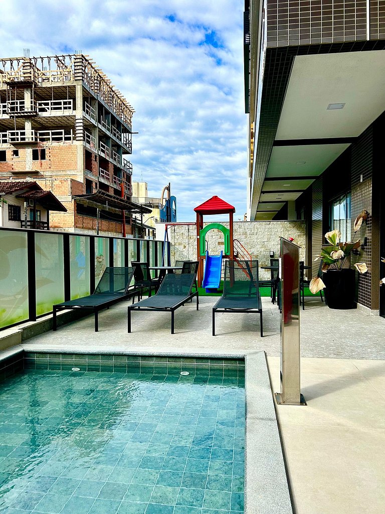 135 - Apartamento 2 suítes na praia de Bombas.