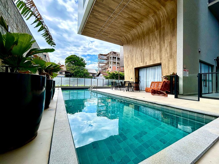 135 - Apartamento 2 suítes na praia de Bombas.