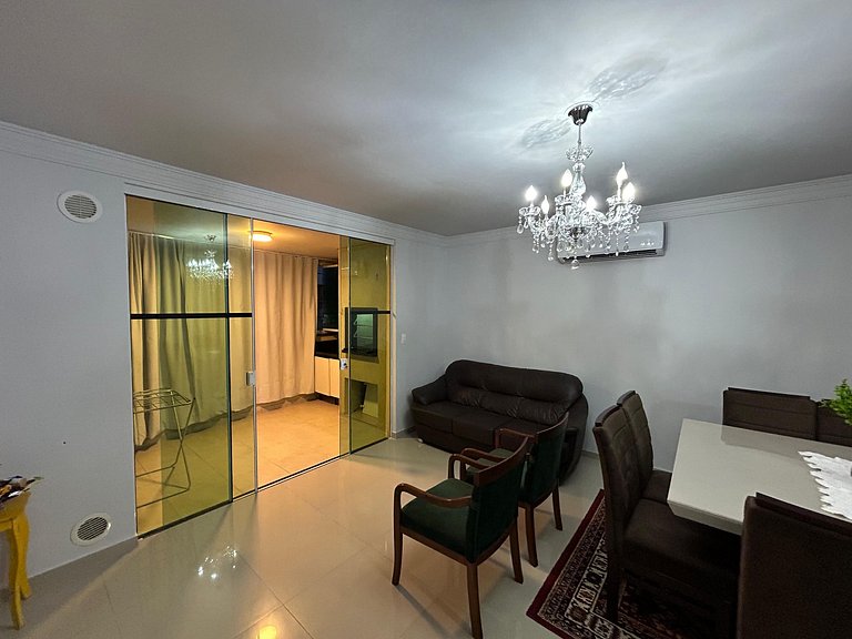 068 - Apartamento de três dormitórios na praia de Bombas