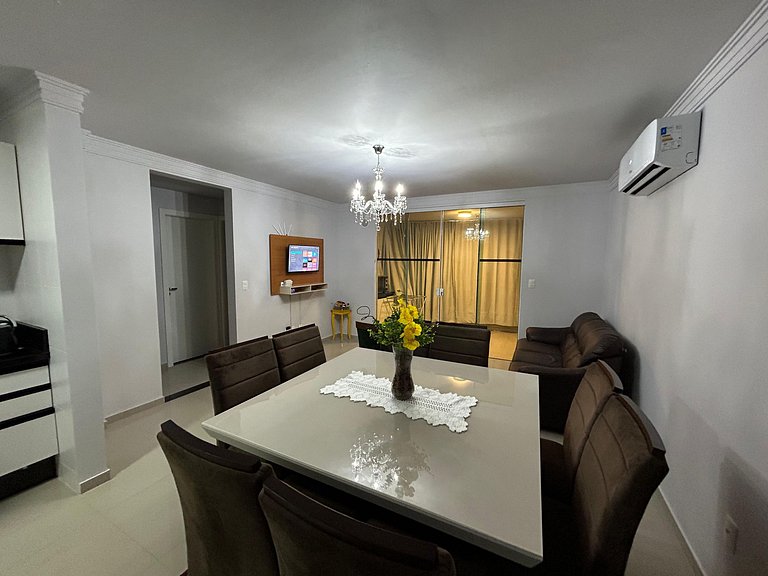 068 - Apartamento de três dormitórios na praia de Bombas