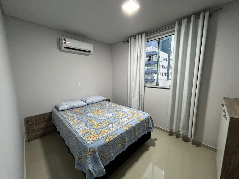068 - Apartamento de três dormitórios na praia de Bombas
