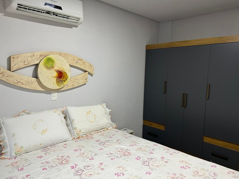 068 - Apartamento de três dormitórios na praia de Bombas