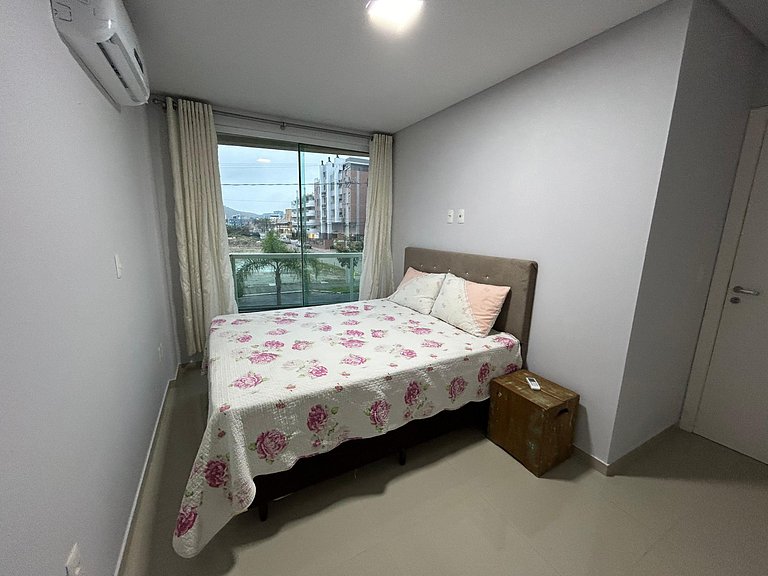 068 - Apartamento de três dormitórios na praia de Bombas