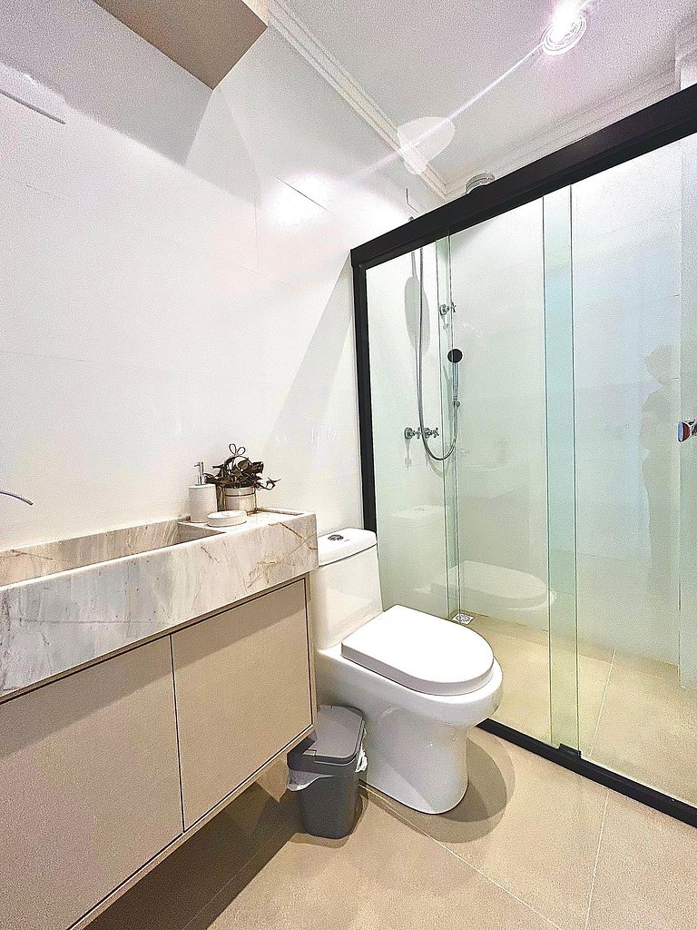 408- Apartamento de duas suítes em 220 metros da praia de Bo