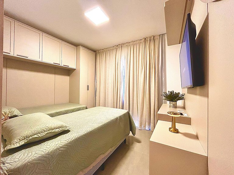 408- Apartamento de duas suítes em 220 metros da praia de Bo