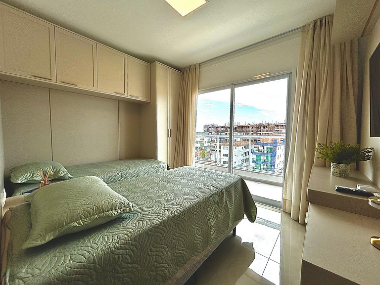 408- Apartamento de duas suítes em 220 metros da praia de Bo