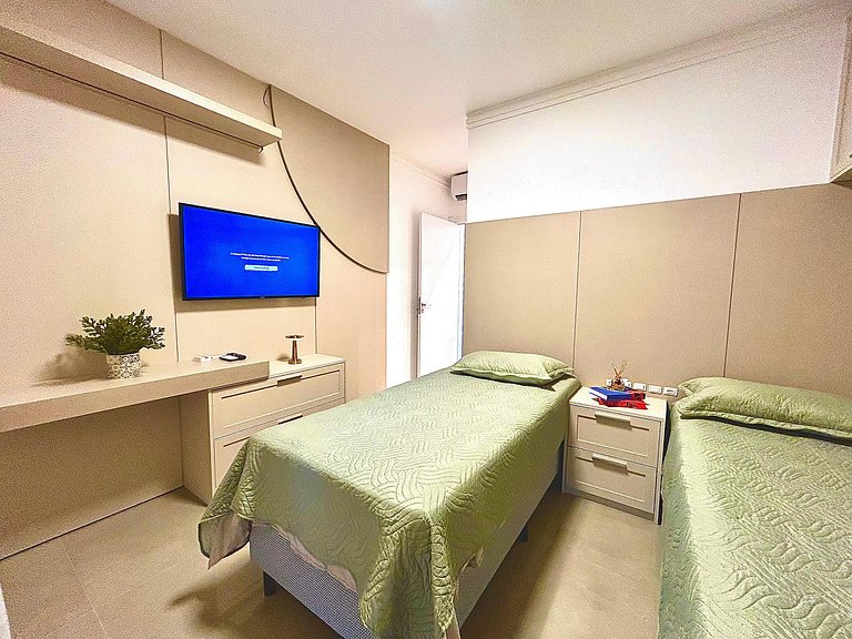 408- Apartamento de duas suítes em 220 metros da praia de Bo