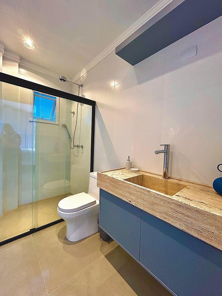 408- Apartamento de duas suítes em 220 metros da praia de Bo