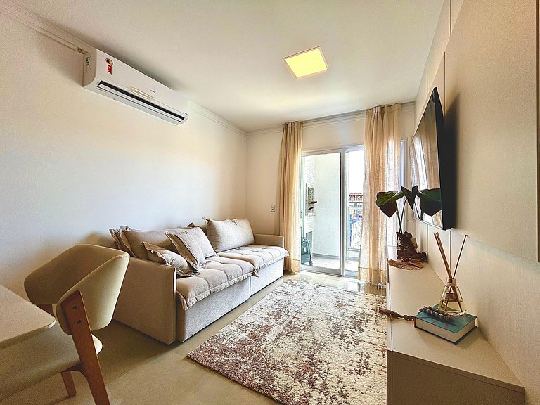 408- Apartamento de duas suítes em 220 metros da praia de Bo