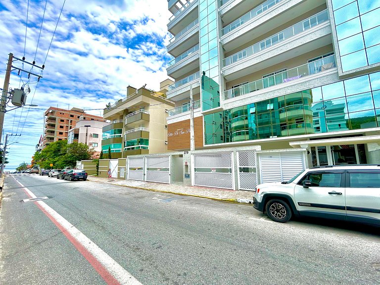 408- Apartamento de duas suítes em 220 metros da praia de Bo