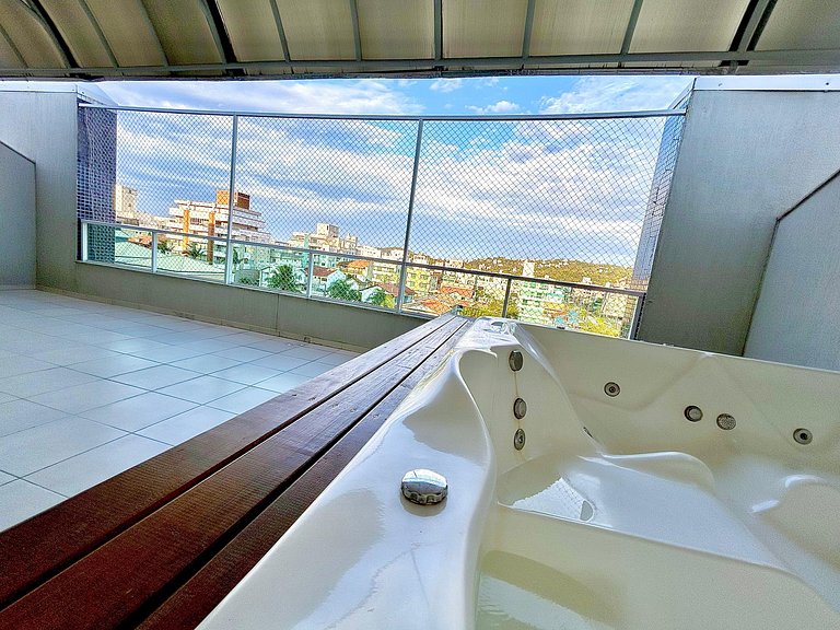 032 - Cobertura Duplex com Jacuzzi na Praia Bombas