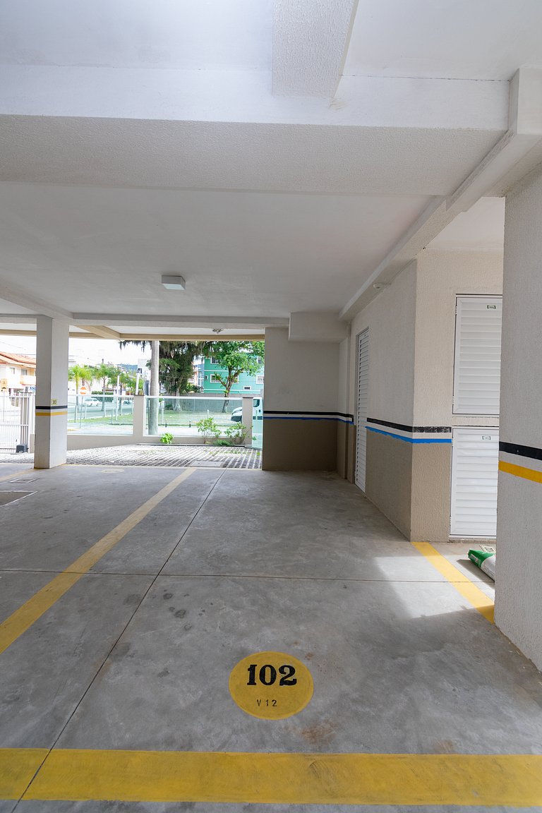 068 - Apartamento de três dormitórios na praia de Bombas